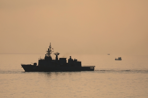 Two US warships through Taiwan Strait