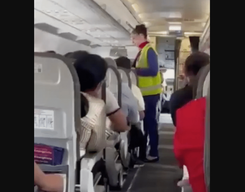 Child's refusal to buckle up delays flight