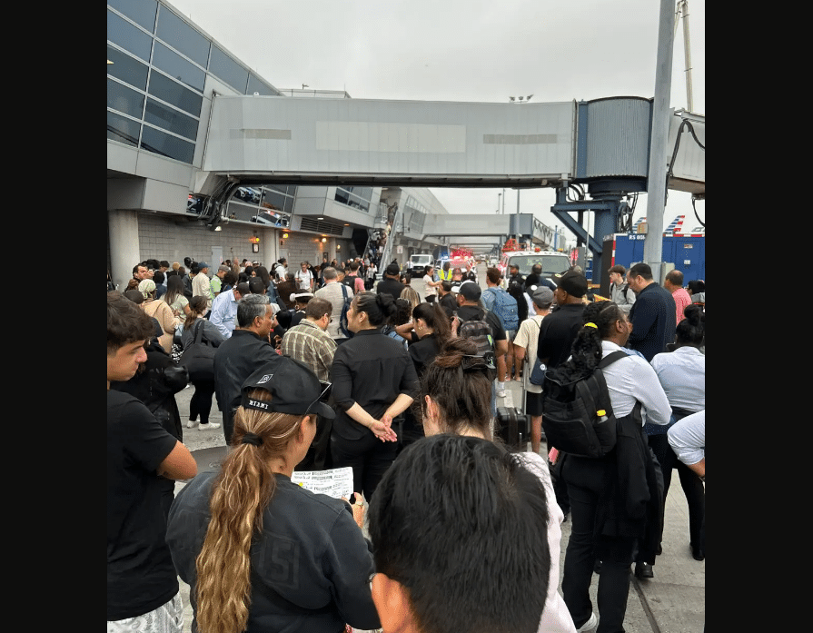Fire at JFK airport causes chaos