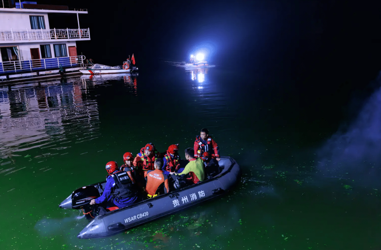10 Dead After Tourist Boats Capsize