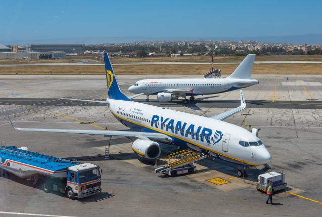 Passengers Faint and Vomit During Ryanair Flight Delay
